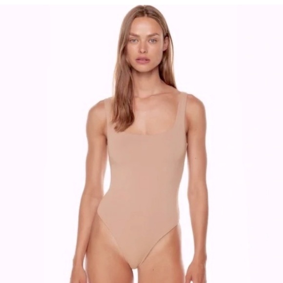 ♥️… Babaton Aritzia Square Neck Contour Tan Bodysuit - Picture 4 of 6